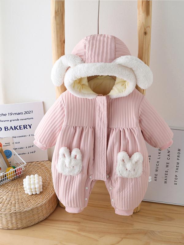 ・カテゴリ: ロンパース、カバーオール・スタイル: カジュアル・主な素材: ポリエステル繊維 100%・性別: 女・袖丈: 長袖・フード: 付き・厚さ: 厚手・留め方: シングルブレストボタン・色: ピンク・サイズ展開: 66cm, 73cm, 80cm, 90cm・対象年齢: 新生児(0〜1歳、身長80cm以下)