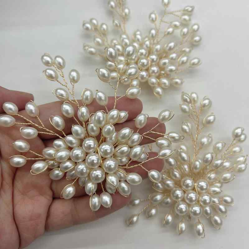 ブローチ レディース 女性用 手編み 銅線 クリスタル 雪の結晶 ホワイトパール パール 花 コサージュ 髪飾り ヘアアクセサリー 結婚式 パーティー DIY素材 高級感