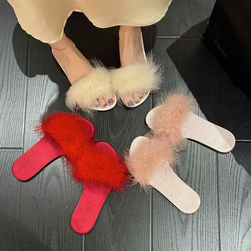 サンダル レディース 夏 韓国ファッション フラットソール フェザー ファー ワンベルト 外履き 普段使い お出かけ リゾート 軽量 滑り止め 疲れにくい 人工皮革 合皮 アプリコット レッド ピンク