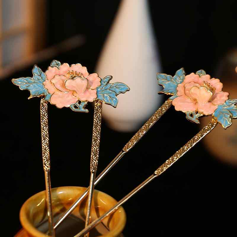 髪飾り かんざし 女性用 手作り 花と蝶 タッセル 歩揺 民族風 漢服 和装小物 浴衣 着物 振袖 袴 結婚式 成人式 卒業式 イベント ヘアアクセサリー 金属製 電気メッキ加工 華やか 上品 プレゼント