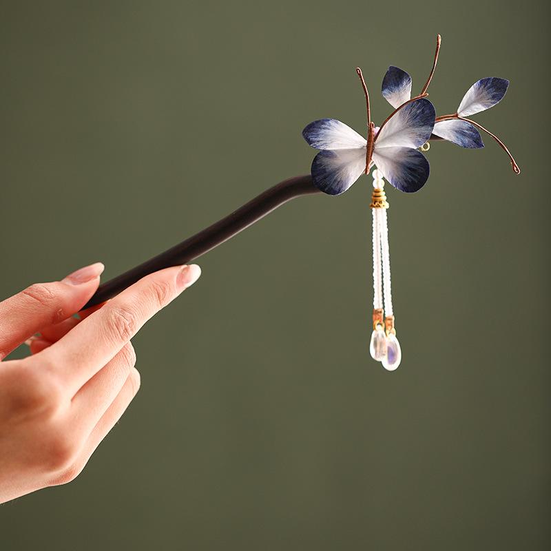 ・カテゴリ: 頭飾り・種類: 簪・スタイル: 民族風・トレンド: レトロ風・素材: 木・装飾素材: 絹製手作り絨花・形状: 水滴型・適用シーン: 婚礼、催事・バリエーション: 蝶々ベルベットフラワー黒檀簪（タッセル取り外し可）、蝶々ベルベットフラワー黒檀ヘアクリップ、ベルベットフラワー簪専用ボックス