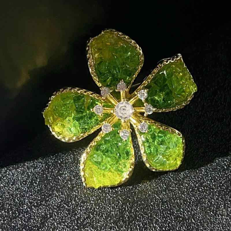 ブローチ レディース 女性用 グラデーション グリーン クリスタル 花 フラワー 高級感 個性的 上品 エレガント フォーマル 結婚式 入学式 卒業式 パーティー 胸飾り