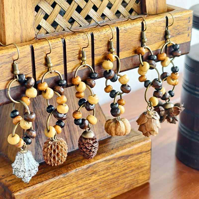 Pearl - 耳飾り レディース ピアス ナチュラル エスニック ボタニカル 木の実 ドライフラワー ドロップ 揺れる 高級感 個性的 ウッド サークル リング ウッドビーズ レトロ アンティーク