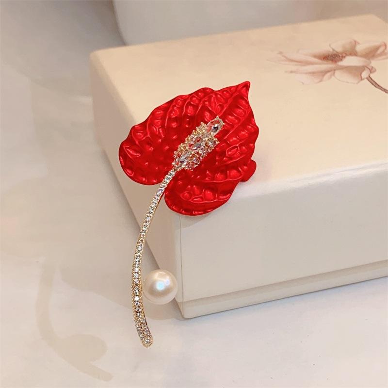 ブローチ レディース 女性用 レッド カラーリリー フラワー 高級感 華やか エレガント 上品 スーツ ジャケット コート 通勤 パーティ オケージョン マルチユース ファッション小物 秋冬 銅製