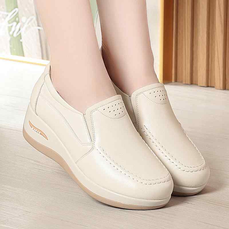 パンプス レディース ママシューズ 合成皮革 ソフトレザー 通気性 パンチング 厚底 ウェッジソール 脚長効果 ラウンドトゥ 快適 カジュアル ウォーキング 普段使い 春夏秋