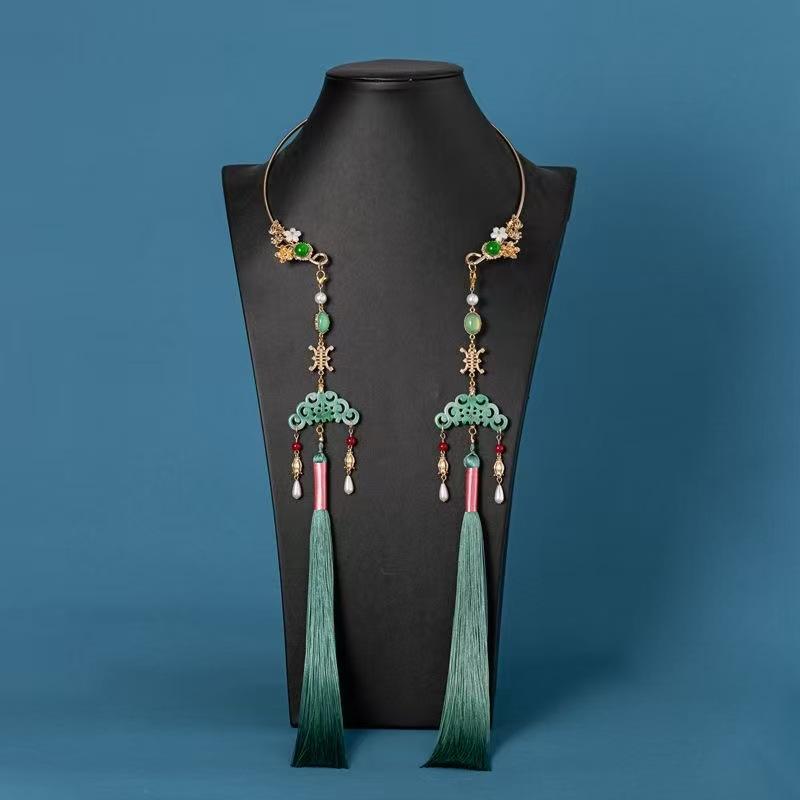 ・カテゴリ: ネックレス・スタイル: 宮廷風、レトロ・主な素材: 合金・柄: 如意、トーテム、祥雲、吉祥模様・カラー展開: レッド、グリーン・サイズ: 71cm-80cm・重量: 約12g・対象: 女性・チェーンスタイル: 丸玉チェーン