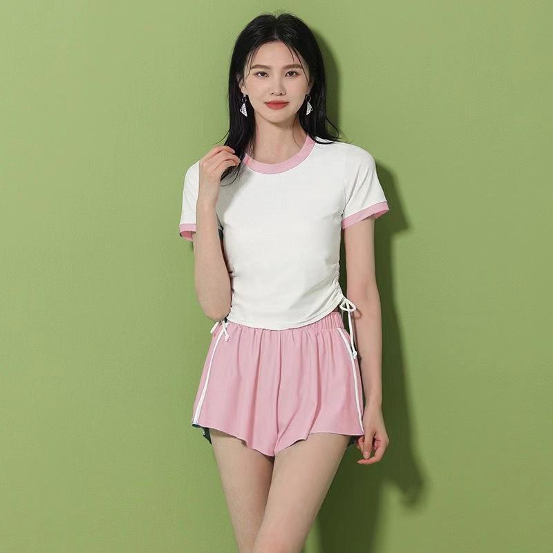 ・性別: 女性・スタイル: ワンピース水着、三角ショーツ・柄: 無地・仕様: 胸パッド付き、ワイヤーなし・表地素材: スパンデックス（ミルクファイバー）・表地素材含有量: 84%・生地重量: 200g・裏地素材: スパンデックス（ポリエステル）・裏地素材含有量: 84%・対応シーン: 水泳、マリンスポーツ・カラー展開: ピンク、ブルー・サイズ展開: S（40-47.5kg推奨）、M（47.5-52.5kg推奨）、L（52.5-57.5kg推奨）、XL（57.5-62.5kg推奨）・袖丈: ノースリーブ