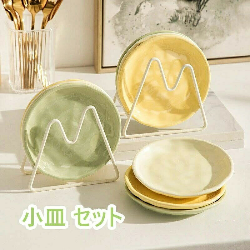 【商品コード】:y497649【材質】:磁器【カラー】:3色【サイズ】:直径15CM、高さ約2CM【注意事項】※万一在庫切れの場合はご了承ください。※商品の色及びサイズは、撮影状況やPC環境により多少異なって見える場合がございます。※サイズ数字は目安です。商品により若干の誤差がございます。※メーカーの都合により、商品細部のデザインや素材が予告無く変更される場合がございます。 ※製造時期と使う生地により商品個体の色合い表現が少し違う場合がございます。複数ご購入の場合、ランダムで発送いたしますので、個体によりの色違いはご容赦ください。【ガイド】 ※電子レンジ使用可/オーブンレンジ使用可/冷蔵庫使用可/消毒キャビネット使用可/食洗機使用可※重ねて収納でき、食器棚もすっきり。※陶器作品は、釉薬色の違い、少しの黒点など陶器の性質のため現れます。品には、製造工程で生じた極小の黒点や小さなキズが見られる場合があります。※手作り製品・型製品にかかわらず、重量、サイズに個体差がございます。※釉薬(色)職人が手で色塗りをしているため、色味、質感に多少の違いがございます。※万が一、ひび割れや欠けが発生した場合は、安全のため使用しないでください。※手洗い、食器洗浄機にかかわらず、洗剤は中性洗剤をおすすめいたします。※ご使用後は汚れを早く落とし、十分乾燥させてからご収納ください。乾燥が不十分ですと、カビ・シミ・臭気の原因となる場合がございます。※形や色、サイズ等、商品の仕様は都合により予告なく変更することがございます。ご理解いただきたくお願い申し上げます。完璧をお求めの方はご購入をお控えください。プレート 小皿 セット おしゃれ 丸形 キッチン用品 食器 調理器具 豊富な品揃え セットA セットB セットC セットD