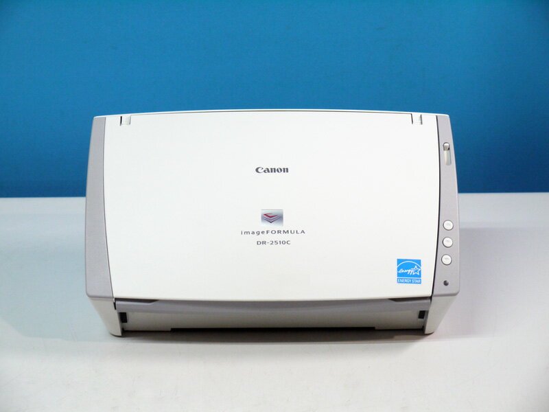 ■詳細 DR-2510C Canon imageFORMULA 両面対応 ドキュメントスキャナ 中古品、動作確認済み。 ■仕様 型番：DR-2510C 原稿サイズ： 幅：50mm〜216mm、長：53.9mm〜356mm（長尺モード時、最大1,000mmまで） 給紙方式： 標準/自動/手差し トレー積載量： 約50枚（80g/平方メートル）、積載高さ5mm以下 読み取り面：片面／両面 読取モード： 白黒、テキストエンハンスト、誤差拡散、256階調グレースケール、24bitカラー 解像度/読み取りスピード： 2値：白黒/アドバンストテキストエンハンスメント/誤差拡散 多値：256階調グレースケール/24bitカラー インターフェース： USB2.0(High-SpeedUSB) 外形寸法(W×D×H)： W：298mm　H：160mm　D：160mm（給紙トレイ閉じ） W：298mm　H：245mm　D：490mm（給紙トレイ開き） 質量：約2.4kg（ACアダプタ他の付属品を除く） 対応ドライバ：ISIS/TWAIN 対応OS：Windows 8(64bit,32bit)/Windows 7(32,64bit)/Vista(32,64bit)/XP(32,64bit)/2000/Windows Server 2012(64bit)/Windows Server 2008(64bit)/ Mac OS 〜10.5/10.6/10.7/10.8/10.9/10.10 ■付属品 ACアダプタ