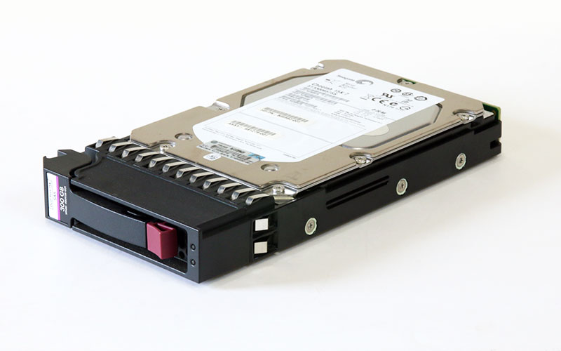 商品説明 481272-001 HP 300GB 3.5インチ/SAS/15000rpm StorageWorks MSA2000等用 HDD マウンタ付き Sagate Cheetah 15K.6 ST3300656SSのOEM品です。 中古品です。マウンタに搭載されています。 商品詳細 メーカー:Hewlett-Packard GPN:481272-001 製造元:Seagate 型番:ST3300656SS 容量:300 GB キャッシュ容量:16 MB サイズ:3.5インチ 回転数:15000 rpm インターフェイス:SAS (Serial Attached SCSI) マウンタ:60-272 ローレベルフォーマット済。 動作確認済みです。 動作に問題はありません。 不良セクタはありません。