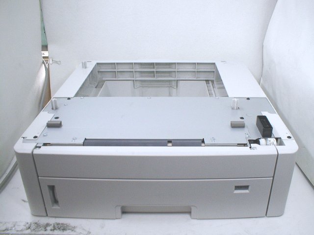 ■詳細 RICOH IPSiO SP C710対応 500枚増設トレイ 中古品、動作確認済み。 機種コード:G955-00 一段増設可能。 用紙サイズ：　A3〜A5、レター、リーガル 給紙容量：　530枚 外寸：　494（W）×593（D）×154（H）mm ■対応機種 IPSiO SP C710