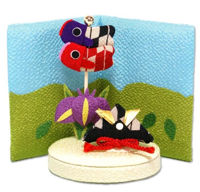 【 こいのぼり 兜 飾り 置物 】季節模様 ★ 兜 [ 鯉のぼり こいのぼり 室内 室内用 端午の節句 子供の日 こどもの日 飾り 五月人形 小物 ミニ コンパクト 5月 季節 四季 インテリア ちりめん 縮緬 屏風 かわいい ]【定形外対応】kabuto samurai