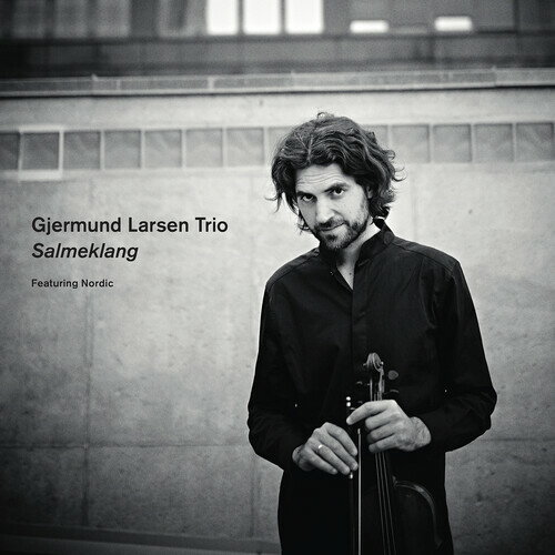 ◆タイトル: Salmeklang◆アーティスト: Gjermund Larsen Trio◆現地発売日: 2017/04/07◆レーベル: HeiloGjermund Larsen Trio - Salmeklang CD アルバム 【輸入盤】※商品画像はイメージです。デザインの変更等により、実物とは差異がある場合があります。 ※注文後30分間は注文履歴からキャンセルが可能です。当店で注文を確認した後は原則キャンセル不可となります。予めご了承ください。[楽曲リスト]After having released a trilogy of records in a trio format, the Gjermund Larsen Trio have expanded their palette with their fourth album, Salmeklang. Gjermund has forged a new path as a composer, and the Swedish folk music group Nordic, who are featured as guest artists, contribute their own distinctive sound to the music. The album also marks the tenth anniversary of the Trio. Gjermund Larsen still writes most of his music for the trio, and his sense of melody and sensitivity to atmosphere is outstanding. The music is lovely and intimate. It is experienced as personal and as being directed unobtrusively but clearly towards the listener. If I want to have something to offer when I perform, then the music has to have meaning for me, Gjermund explains. Since my previous release I have, among other things, become the father of twins. They provided the inspiration for two of the tunes. Another was written for my father's 70th birthday. So in that sense this is very personal music.