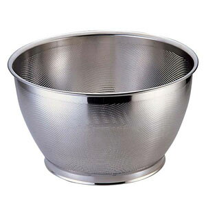 -------------------------------------------------------------- 画像はイメージです。 ※ PC環境により実際の色味や質感と異なって表示される場合がございます。 ※ 部品・パーツなどの一部の商品では本体の商品画像を使用しております。 ※ 製品の仕様・画像・パッケージは、メーカー側から予告なく変更される場合があります。 -------------------------------------------------------------- 内径(cm)：35 外径×高さ(mm)：375×215 パンチングシリーズの特長 ●ほつれがなく針金が折れて、食品に混入する心配がない。 ●カスがつまりにくく、水だけで汚れが取れるので洗いやすい。 ●錆に強く丈夫で衛生的。 パンチング穴径:1.5mm ※成形上、商品、サイズ等により目の形状や大きさが 多少異なります。 【メーカー・ブランド】 三宝産業 / サンポウ / さんぽう / ユキワ / YUKIWA / 【#101】