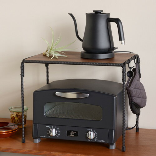 ステンレスや木製とはまた違った表情のある、アイアンラックです。フレームがすらっと伸びている、スタイリッシュなデザインが魅力！耐荷重は3kgなので、下にトースターを置き、上には小さめの家電や雑貨を置くと◎

側面には、小物をかけられるフック付き。家電のコードをフレームに沿わせて留められるのも便利です。コードが絡まるストレスがなくなり、見た目もすっきり！