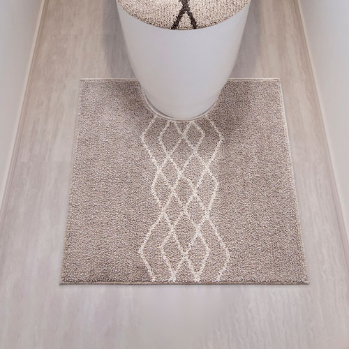 -------------------------------------------------------------- 画像はイメージです。 ※ PC環境により実際の色味や質感と異なって表示される場合がございます。 ※ 部品・パーツなどの一部の商品では本体の商品画像を使用しております。 ※ 製品の仕様・画像・パッケージは、メーカー側から予告なく変更される場合があります。 -------------------------------------------------------------- ●シンプルでナチュラルな雰囲気で木目調のインテリア・空間などと相性の良いデザインです。パイルはポリエステル製でお手入れがしやすいシリーズになっています。●ふわふわとした肌触りとしっかりしたボリュームのあるパイルが特長。●丸と四角、2種類から好きな形状を選んでいただけます。■素材表面：ポリエステル100％ 裏面：不織布■サイズ60X60cm 【メーカー・ブランド】 おかとー / OKATO 【#189】　