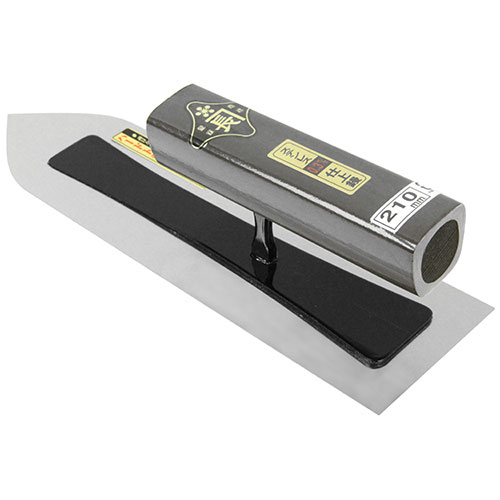 -------------------------------------------------------------- 画像はイメージです。 ※ PC環境により実際の色味や質感と異なって表示される場合がございます。 ※ 部品・パーツなどの一部の商品では本体の商品画像を使用しております。 ※ 製品の仕様・画像・パッケージは、メーカー側から予告なく変更される場合があります。 -------------------------------------------------------------- 黒塗り角柄仕様で高級感があり、薄くてしなり、耐久性抜群の本職向け仕上げ鏝です。【用途】壁の仕上塗り用。【機能】ハードトランダム接着で、有機溶剤に対して耐久性があります。独自の背金形状により鏝板が常に一定して摩耗するため、長時間使用しても使い良さが変わりません。【仕様】サイズ：210mm。板厚：0.3mm。黒塗り角柄。ハードトランダム接着。【材質】柄：木。■注意事項作業箇所にあったコテを使用ください。柄及びコテ身にガタツキがある場合は使用しないでください。作業が終わったらすぐに使った道具を水洗いして下さい。コテが傷む恐れがありますので、保管の際は本体上に重量物を乗せないで下さい。 【#177】　