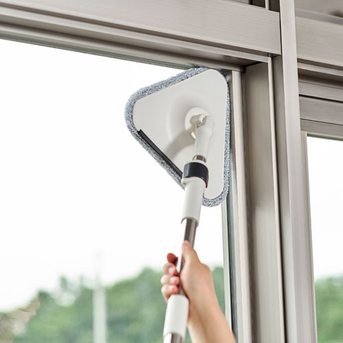 -------------------------------------------------------------- 画像はイメージです。 ※ PC環境により実際の色味や質感と異なって表示される場合がございます。 ※ 部品・パーツなどの一部の商品では本体の商品画像を使用しております。 ※ 製品の仕様・画像・パッケージは、メーカー側から予告なく変更される場合があります。 -------------------------------------------------------------- キレイな水でWASHモップ（KMT-CW）の替え三角ヘッドです。コンパクトかつ三角形なので小回りが利き、部屋の角なども掃除がしやすいです。水切りゴムがあるので、窓や水周りの掃除にも便利です。モップは面ファスナーで装着されているので簡単に着脱・手洗いできます。ヘッド部分が倒せるのでソファ下なども簡単に掃除できます。［仕様］商品サイズ：幅210×奥行210×高さ140mm商品重量：157g素材：ポリプロピレン、ポリエステル適合商品：キレイな水でWASHモップ（KMT-CW）、キレイな水でWASHモップ モップ柄（KMT-CWH）、キレイな水でWASHモップ 三角ヘッド 専用替えモップ（KMT-CWTM）原産国：中国 【メーカー・ブランド】 アイリスオーヤマ / あいりすおーやま / IRIS OHYAMA 【#65】　