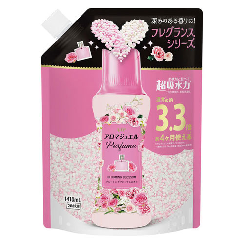 -------------------------------------------------------------- 画像はイメージです。 ※ PC環境により実際の色味や質感と異なって表示される場合がございます。 ※ 部品・パーツなどの一部の商品では本体の商品画像を使用しております。 ※ 製品の仕様・画像・パッケージは、メーカー側から予告なく変更される場合があります。 -------------------------------------------------------------- 新！デュアルビーズ搭載！2種類の香水オイルが1つに！ ●深みのある香りに●フレグランスシリーズ●柔軟剤と比べて、超吸水力(※1)&香り長続き●2色の香水ビーズ。●複雑で深みのある香り。●柔軟剤より上質なフレグランスが香水よりやさしく、長く続きます●人気の香水から着想●ブルーミングブロッサムの香り…ローズの優美な香りに、ホワイトムスクの繊細さを重ねた甘く洗練された大人フローラル●お洗濯のはじめに入れるだけ●縦型・ドラム式どちらでもOK※1…メーカー柔軟剤比。複数回洗濯後。■表示成分/全成分安定化剤、香料■使用方法お洗濯のはじめに入れるだけ。(1)洗濯槽にビーズを直接入れるだけ。(2)洗剤や柔軟剤をいつも通り入れる。空気を含んだビーズだからよく溶ける。「すすぎ1回」で香りもっと長続き。溶け残りも心配なし。おしゃれ着コースやドライコースでお使いの場合、製品を溶かしてから、衣類を入れてください。縦型・ドラム式どちらでもOK。自動投入洗濯機の場合も、ビーズは必ず洗濯槽へ投入してください。自動投入洗濯機に…普段の柔軟剤と使うとさらに香り長続き。気分で香りも変えられる。使用量の目安…衣料1kgに対して12mL(12mLあたりの重量5.4g)上記は目安ですので、お好みの香りの強さになるように、量を調節できます。つめかえる場合は、全部使い切ってからそのまま洗わずつめかえてください。［ボトルへのつめかえ方］(1)濡れた手で触らない。(2)つめかえ口の付け根部をしっかり持ってキャップを矢印の方向にまわして開けてください。※開ける際にはキャップの切り口とビーズの飛び出しに気をつけてください。(3)つめかえ袋の上部と底を両手で持ち、つめかえ口を本体ボトルの口に差し込んで、 ゆっくりつめかえてください。図の目安ラインを参考に注ぐ量を調節してください。つめかえる場合は、 全部使い切ってからそのまま洗わずつめかえてください。【使用上の注意】香りの感じ方には個人差があります。使用量の目安を参考に、周囲の方にもご配慮の上、お使い下さい。食べ物ではありません。子供や認知症の方の手の届く所に置かない。用途外に使用しない。高温、および直射日光などをさけて保管する。高温や直射日光での保管によりビーズの色が変わる可能性がありますが品質に問題ありません。万が一、溶け残った場合は、水でよく洗い流してください。まれに、シミなどができてしまった場合、中性洗剤などでよく洗い流してください。気圧や温度の変化によって流通過程でパッケージ内の空気が膨張しても問題ないように穴が開いています。製品品質への問題はありませんので、安心してお使いください。窒息の原因になる可能性がありますので、容器キャップは常に固く締め、お子様が誤って口にいれないようにしてください。［応急処置］万が一、飲み込んだ場合は水を飲ませる、又、目に入った場合はこすらずに水でよく洗う等応急処置をし、医師に相談する。■原産国中国 【メーカー・ブランド】 プロクター・アンド・ギャンブル・ジャパン / ピーアンドジー 【#194】　