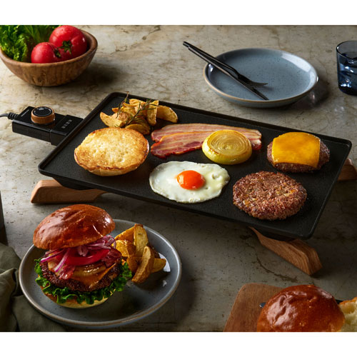 -------------------------------------------------------------- 画像はイメージです。 ※ PC環境により実際の色味や質感と異なって表示される場合がございます。 ※ 部品・パーツなどの一部の商品では本体の商品画像を使用しております。 ※ 製品の仕様・画像・パッケージは、メーカー側から予告なく変更される場合があります。 -------------------------------------------------------------- ヒーター内蔵プレートで、ムラなくおいしく焼き上げるホットプレートです。すばやく加熱し、旨みを引き出します。煙を抑制する減煙モード搭載。嫌な煙の発生を抑え、快適にご使用頂けます。薄型プレート＆折りたためる脚で、収納しやすいです。平面プレートはお好み焼き2枚焼けるサイズ感です。※直径19センチ想定　プレートは丸洗い可能です。フッ素樹脂コーティング加工で、こびりつきにくく、お手入れしやすいです。開閉式脚は水洗い不可です。［仕様］商品サイズ：幅465×奥行266×高さ62mm商品重量：2600g素材：アルミ、PC樹脂電源：AC100V（50/60Hz共用）定格消費電力：1300W設定温度の目安：HI・MID〜HI・LOW〜MID・WARM製品サイズ：使用時：W465×D266×H62mm（コントローラー除く）プレートサイズ〇外寸(差し込み口を含む）：W443×D252×H55mm〇外寸（差し込み口を含まない ）：W411×D252×H55mm※外寸は遮熱板足を含む〇内寸 (調理面のサイズ)：W405×D245×H7mm開閉式脚〇使用時：W267×D446×H37mm〇収納時：W500×D55×H37mmコード長さ：1.8m付属品：コントローラー、開閉式脚保証期間：お買い上げ日より1年間原産国：中国 【メーカー・ブランド】 アイリスオーヤマ / あいりすおーやま / IRIS OHYAMA 【#65】　