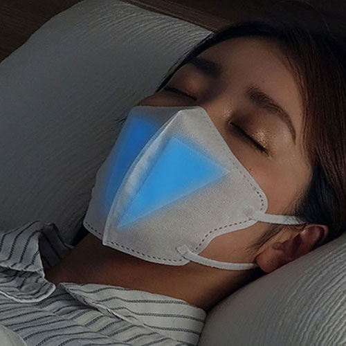 -------------------------------------------------------------- 画像はイメージです。 ※ PC環境により実際の色味や質感と異なって表示される場合がございます。 ※ 部品・パーツなどの一部の商品では本体の商品画像を使用しております。 ※ 製品の仕様・画像・パッケージは、メーカー側から予告なく変更される場合があります。 -------------------------------------------------------------- 加湿フィルターを装着することで、たっぷり保湿できる不織布マスクです。太さの違う繊維を組み合わせ、通気性と高い捕集性能を併せ持った「ナノファイバーフィルター」を採用しました。就寝時だけでなく、通勤時・会社や学校など乾燥が気になる場所でも呼吸がしやすく、のどを潤します。加湿フィルターは専用のポケットにしまうので口元がべたつく心配がなく快適に使用できます。ふんわりやさしい平耳ひも採用で、長時間つけていても耳が痛くなりにくく、一日中快適に過ごせます。立体形状により口元の空間を保ち、会話や呼吸を楽にします。1セットずつ個別包装になっているので持ち運びにも便利です。［仕様］商品サイズ：幅105×高さ138mm商品重量：3g枚数：個別包装20セット（マスク20枚、加湿フィルター2枚×20セット）加湿フィルター成分：水、保湿剤、防腐剤、安定化剤原産国：中国 【メーカー・ブランド】 アイリスオーヤマ / あいりすおーやま / IRIS OHYAMA 【#65】　