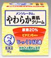 製品の特徴 〜コチコチかかとこすらずなめらか　ガサガサ手荒れしっかりうるおす〜 長年のうちにかたくなったかかとのお手入れ，大変です。「かたく荒れたかかと」は，皮フの衰えと摩擦・伸縮のくりかえしで肌の柔軟性が落ち，角質層の水分を失ったうるおい不足の肌質が原因です。 メンソレータムやわらか素肌クリームUは，尿素20％とビタミンEを配合し，かたく荒れた皮フにしみこんで，内側からしっかりと多量の水分をつかまえて放さないから，コチコチだったかかとも，ぬるだけで肌をいためず，すっきりなめらかなもとのやわらかさにもどしていきます。 もちろんガサガサになった手荒れや，黒ずんだひじ・ひざの荒れにもすぐれた効果をあらわします。 使用上の注意 ■してはいけないこと （守らないと現在の症状が悪化したり，副作用が起こりやすくなる） 1．次の部位には使用しないでください。 　（1）目や目のまわり，粘膜等。 　（2）引っかき傷等のきずぐち，亀裂（ひび割れ）部位。 　（3）かさぶたの様に皮フがはがれているところ。 　（4）炎症部位（ただれ・赤くはれているところ）。 ■相談すること 1．次の人は使用前に医師，薬剤師または登録販売者にご相談ください。 　（1）医師の治療を受けている人。 　（2）薬などによりアレルギー症状を起こしたことがある人。 2．使用後，次の症状があらわれた場合は副作用の可能性があるので，直ちに使用を中止し，この説明書を持って医師，薬剤師または登録販売者にご相談ください。 ［関係部位：症状］ 皮フ：発疹・発赤，かゆみ，刺激感（いたみ，熱感，ぴりぴり感），かさぶたの様に皮フがはがれる状態 3．2週間位使用しても症状がよくならない場合は使用を中止し，この説明書を持って医師，薬剤師または登録販売者にご相談ください。 効能・効果 手指のあれ，ひじ・ひざ・かかと・くるぶしの角化症，老人の乾皮症，さめ肌 効能関連注意 用法・用量 1日数回，適量を患部にすりこんでください。 用法関連注意 （1）用法・用量を守ってください。 （2）目に入らないようにご注意ください。万一，目に入った場合には，すぐに水またはぬるま湯で洗ってください。なお，症状が重いときには，眼科医の診療を受けてください。 （3）外用にのみ使用してください。 （4）化粧品ではないので，効能・効果で定められた患部にのみ使用し，基礎化粧等の目的で顔面には使用しないでください。 成分分量 1g中 　　 成分 分量 尿素 200mg トコフェロール酢酸エステル 5mg グリチルリチン酸モノアンモニウム 5mg 添加物 l-メントール，流動パラフィン，1,3-ブチレングリコール，セタノール，スクワラン，ワセリン，カルボキシビニルポリマー，2-エチルヘキサン酸セチル，ペクチン，乳酸，トリエタノールアミン，ステアリン酸グリセリン，セトマクロゴール，パラベン，ジブチルヒドロキシトルエン(BHT)，エデト酸ナトリウム，グリシン 保管及び取扱い上の注意 （1）本剤のついた手で目や粘膜に触れないでください。 （2）直射日光の当たらない涼しいところに密栓して保管してください。 （3）小児の手の届かないところに保管してください。 （4）他の容器に入れ替えないでください。（誤用の原因になったり品質が変わる） （5）使用期限（外箱に記載）を過ぎた製品は使用しないでください。 　なお，使用期限内であっても，一度開封した後はなるべく早くご使用ください。 消費者相談窓口 問い合わせ先：お客さま安心サポートデスク 電話：東京：03-5442-6020　大阪：06-6758-1230 受付時間：9：00〜18：00（土，日，祝日を除く） 製造販売会社 ロート製薬（株） 会社名：ロート製薬株式会社 住所：大阪市生野区巽西1-8-1 剤形 塗布剤 リスク区分 第3類医薬品 広告文責 有限会社シンエイ 電話：077-545-7302