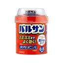 ●製品の特徴 「フタを取ってこするだけ」だから、始動操作が簡単です 「煙がスミズミまで殺虫成分を運ぶ」から、かくれた害虫も駆除できます 「耐熱容器を使用」だから、そのまま容器を置いて使えます 火災警報器を煙から守る専用カバー付き 初めてでも使い方がわかりやすいユニバーサルデザイン ●使用上の注意 ■してはいけないこと (守らないと副作用・事故などが起こりやすくなります。) 1.病人、妊婦、小児は薬剤(煙)に触れないようにしてください。 2.煙を吸い込まないよう注意してください。 3.引火性危険物(ガス、ガソリン、シンナーなど)の近くでは使用しないでください。 4.本品とエアゾール製品を同じ部屋で同時に使用しないでください。 5.煙が出始めたら部屋の外に出て、戸を閉め切ってください。所定時間(2〜3時間) 以上経過しないうちに入室しないでください。 6.使用後は充分に換気をしてから中に入ってください。 ■相談すること 1.煙を吸って万一身体に異常を感じたときは、できるだけこの説明文書を持って直ちに 本品がオキサジアゾール系殺虫剤とピレスロイド系殺虫剤の混合剤であることを 医師に告げて、診療を受けてください。 2.今までに薬や化粧品等によるアレルギー症状(発疹・発赤、かゆみ、かぶれなど)を 起こしたことのある人は、使用前に医師、薬剤師又は登録販売者に相談してください。 その他の注意 1.定められた使用方法、使用量を厳守してください。 2.引火性危険物(ガス、ガソリン、シンナーなど)が近くに無いことを確認して使用 してください。 3.煙を感知するタイプの火災警報器・火災報知器、微粒子を感知するタイプのガス 警報器は、反応することがあります。特に直下では使用しないでください。 警報器に覆いなどをした場合には、絶対にとり忘れないようにして、必ず元に戻して ください。火事と間違われないよう、近所にくん煙中であることを伝言してください。 大規模な駆除や夜間に使う場合は、消防署に連絡してください。 4.食品、食器、おもちゃ、飼料、寝具、衣類、貴金属、仏壇仏具、美術品、楽器、 はく製、毛皮、光学機器などに直接煙が触れないようにしてください。 また、ペット、観賞魚、植物は部屋の外に出してください。 5.薬剤が皮膚に付いたときは、石鹸でよく洗い、直ちに水でよく洗い流してください。 6.精密機器(テレビ、パソコン、オーディオ製品、ゲーム機など)にはカバーをかけ、 ブルーレイディスク、DVD、CD、MD、フロッピーディスク、磁気テープなどは 直接煙に触れるとまれに障害を起こすことがあるので、専用ケースに収納してください。 大型コンピューターのある所では使用しないでください。 7.銅、シンチュウ、亜鉛メッキ、銀メッキ製のものは変色することがあるので、覆いを するか部屋の外に出してください。 8.紙、衣類、寝具類、ポリ袋やプラスチック製品など燃えやすい物が倒れるなどで 本品使用中に覆いかぶさると変色や熱変性を起こすことがあるので、必ず届かない 所に移してから本品を使用してください。 9.くん煙処理中は容器の天面が熱くなっていますので、直接お手を触れないように ご注意ください。 10.本品は必ず平らな床面に置いて使用してください。 ●効能・効果 ゴキブリ、屋内塵性ダニ類、イエダニ、ノミ、トコジラミ(ナンキンムシ)、ハエ成虫、 蚊成虫の駆除 ●用法・用量 (天井までの高さ2.5mを目安として) ゴキブリ、屋内塵性ダニ類、イエダニ、ノミ、トコジラミ(ナンキンムシ)、 ハエ成虫、蚊成虫 20g・・・6〜8畳(10〜13平方メートル)に1個 40g・・・12〜16畳(20〜26平方メートル)に1個 60g・・・18〜24畳(30〜40平方メートル)に1個 80g・・・24〜32畳/12〜16坪(40~50平方メートル)に1個 使用方法 必ずご使用前にお読みください ○使用前に準備すること 1)部屋(窓や換気口など)を閉め切り、害虫の隠れ場所となる戸棚、引き出し、 押入れなどを開放する。なお、食品、食器、おもちゃ、寝具、衣類、仏壇仏具などは 直接煙が触れないように、ビニールシートや新聞紙でカバーをするか、部屋の外に出す。 2)煙が触れないようにテレビ、パソコン、オーディオ製品などの精密機器やピアノ などの楽器にはカバーをする。 ディスクやテープ類は付属のケースに入れる。 3)ペット類や観賞魚、植物などは部屋の外に出す。 4)煙を感知する火災警報器、微粒子を感知するガス警報器は反応することがあるので、 袋などで覆う。 火災警報器、ガス警報器の取扱いについては、付属の説明書をよく読みご使用ください。 他の対処法:取り外す プラグを抜く 使用後は必ず元に戻してください ○バルサンを始める ! 赤いフタは使用するので捨てないでください 1)部屋の床面のほぼ中央に本品を置き、内側のシールを完全にはがす。 2)始動用スリ板(赤いフタの茶色部分)で緑色のヘッド(突起物)を軽い力でこする。 ※強くこすりすぎると、ヘッドの破損や飛散の原因となるので注意してください。 こすると、一瞬小さな炎が出ます ※マッチ、ライター、水は使わないでください。 3)数秒後に約20~30秒間勢いよく煙が出る。 煙が出始めたら部屋の外に出て、2~3時間またはそれ以上、そのまま部屋を閉め切る。 ○使用後に行うこと 1.所定時間部屋を閉め切った後、煙を吸い込まないようにして窓や扉を開放し、 充分に換気してから中に入る。 2.部屋の床は駆除した害虫を除去するため、掃除機をかける。 3.食器などが煙に触れた場合は、水洗いしてから使う。 4.使用後の容器は、各自治体の廃棄方法に従って捨てる。 ※屋内塵性ダニ類は死骸もアレルギーの原因になると言われています。 バルサンをした後、畳・カーペットのダニは掃除機をかけ取り除きましょう。 寝具類のダニ退治には、天日干し後、入念に掃除機をかけるか、クリーニングをおすすめします。 ○お部屋を閉め切る時間 ゴキブリ、屋内塵性ダニ類、イエダニ、ノミ、トコジラミ(ナンキンムシ)、ハエ成虫、 蚊成虫の駆除・・・2〜3時間またはそれ以上 ●成分分量 有効成分・・・分量 メトキサジアゾン・・・4% フェノトリン・・・5% 添加物として アゾジカルボンアミド、酸化亜鉛、ヒプロメロース、ソルビタン脂肪酸エステル、ジブチルヒドロキシトルエン、香料、その他1成分 ●保管及び取扱い上の注意 1.飲食物、食器及び飼料などと区別し、火気や直射日光を避け、小児の手の届かない 温度の低い場所に保管してください。 2.使用後の容器は、各自治体の廃棄方法に従い捨ててください。 [その他の添付文書記載内容] 引火性危険物厳禁 警報器に覆いをした場合は必ず取り外す この説明文書をよく読み、定められた使用方法を守ってお使いください。 間違った使い方をすると効力不足や健康を損ねることがあります。 注意-人体に使用しないこと ●消費者相談窓口 レック株式会社 消費者サービス部 〒104-0031 東京都中央区京橋2-1-3 03-6661-9941 平日9:00〜16:00 ●製造販売会社 レック株式会社 〒104-0031　東京都中央区京橋2-1-3　京橋トラストタワー8F ●リスク区分等 第2類医薬品広告文責：有限会社シンエイ 電話：077-545-7302