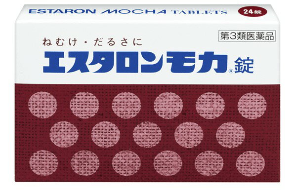 ●製品の特徴 ○エスタロンモカ錠は，無水カフェインにビタミンB1を配合し，フィルムコーティング錠としたもので，ねむけ・倦怠感（だるさ）に効果をあらわします。 ○エスタロンモカ錠は，主成分の無水カフェインが大脳皮質に作用して，ねむけを除きます。 ○エスタロンモカ錠は，ビタミンB1を配合し無水カフェインとともに働いて倦怠感（だるさ）をとります。 ○エスタロンモカ錠は，PTP包装ですので携帯に便利です。 こんなときに・・・会議に深夜の残業に受験勉強に ●使用上の注意 ■してはいけないこと （守らないと現在の症状が悪化したり，副作用が起こりやすくなります。） 1. 次の人は服用しないでください (1) 次の症状のある人。 胃酸過多 (2) 次の診断を受けた人。 心臓病、胃潰瘍 2. 本剤を服用している間は、次の医薬品を服用しないでください 他の眠気防止薬 3. コーヒーやお茶等のカフェインを含有する飲料と同時に服用しないでください 4. 短期間の服用にとどめ、連用しないでください ■相談すること 1. 次の人は服用前に医師、薬剤師又は登録販売者に相談してください (1) 医師の治療を受けている人。 (2) 妊婦又は妊娠していると思われる人。 (3) 授乳中の人。 2. 服用後、次の症状があらわれた場合は副作用の可能性があるので、直ちに服用を中止し、この説明書を持って医師、薬剤師又は登録販売者に相談してください ［関係部位：症状］ 皮膚 : 発疹 消化器 : 食欲不振、吐き気・嘔吐 精神神経系 : ふるえ、めまい、不安、不眠、頭痛 循環器 : 動悸 ●効能・効果 睡気(ねむけ)・倦怠感の除去 ●用法・用量 次の1回量を1日3回まで服用できます。ただし，短時間内の服用および連用を避けてください。 ［年齢：1回量］ 成人（15才以上）：1錠 15才未満：服用しないこと ●用法関連注意 （1）用法・用量を厳守してください。 （2）4時間以内の連続服用は避けてください。 （3）かまずに，水又はぬるま湯で服用してください。（かむと苦味があります。） （4）錠剤の取り出し方 錠剤の入っているPTPシートの凸部を指先で強く押して裏面のアルミ箔を破り，取り出してお飲みください。（誤ってそのまま飲み込んだりすると食道粘膜に突き刺さるなど思わぬ事故につながります。） ●成分分量 1錠中 成分分量 無水カフェイン100mg チアミン硝化物（ビタミンB1硝酸塩）5mg ●添加物 カルメロースCa、無水ケイ酸、セルロース、ヒドロキシプロピルセルロース、ヒプロメロース、マクロゴール、ステアリン酸Mg 、タルク、カラメル、赤色3号 ●保管及び取扱い上の注意 （1）直射日光の当たらない湿気の少ない涼しい所に保管してください。 （2）小児の手の届かない所に保管してください。 （3）他の容器に入れ替えないでください。（誤用の原因になったり品質が変わることがあります。） （4）使用期限をすぎたものは服用しないでください。 ●消費者相談窓口 会社名：エスエス製薬株式会社 問い合わせ先：お客様相談室 電話：0120-028-193 受付時間：9時から17時30分まで（土、日、祝日を除く） ●製造販売会社 エスエス製薬(株) 会社名：エスエス製薬株式会社 住所：〒163-1488東京都新宿区西新宿3-20-2 ●リスク区分等 第3類医薬品広告文責：有限会社シンエイ 電話：077-545-7302