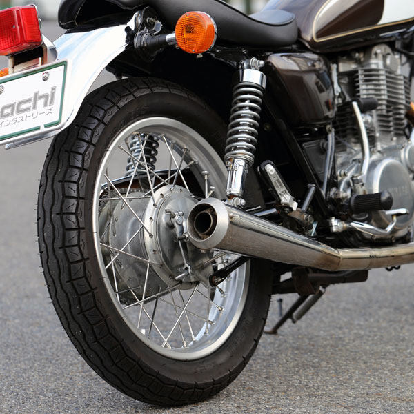■商品概要メーカー品番：DC423-1370■フロント用【素材／材質】ステンレス (SUS304)【入数】1ホイール分■詳細説明純正リム／ハブ対応のフロントまたはリヤホイールどちらか1ホイール分のスポークとニップルのセット。スポーク・ニップルともにサビにくいステンレス製で、メッキには無い上質な質感を提供。レストアやホイールのリフレッシュに最適。現行モトクロッサー、トレール車はもちろん、オンロード車やビンテージ車まで網羅する幅広い車種を設定。どうせ交換するなら思い切ってサビに強いステンレス製にしてみませんか？！サビだらけのスポークでは大切な愛車が台無しです。オシャレはまず足元から！！バイクも足回りの美観は非常に大切です。■注意点※一部の車両はアルミ及びスチールニップル仕様です。※タイプの欄にフロント／リヤのどちらかしか表示されない場合、表示されないものは設定が無いためご用意出来ませんのでご了承下さい。※古い車両の場合、別車両の足回りが換装されている場合があります。必ず分解前に形状やサイズを確認してから作業を行ってください。※純正以外のハブやリムをご使用の場合、取付できない場合があります。※スポークやニップルのサイズや形状は純正とは異なる場合がありますが、組み立てには問題ありません。※スポークとニップルの組み合わせは、必ず本製品をセットでご使用下さい。※こちらのパーツの組み付けには専門的な知識が必要になります。整備士免許を有している方及び、整備知識のある方が車両のサービスマニュアル等に準じて作業を行ってください。【長期間ご使用頂くために】本製品はサビにくいステンレス製ですが、保管の方法・場所・状況によってはサビてしまう場合があります。その為、下記には特にご注意下さい。※錆びた鉄や異種金属との接触はできるだけ避けてください。※洗車の際は塩素系の洗剤を使用しないでください。※ステンレスの皮膜は空気に触れることで作られている為、汚れが付着したままですと空気が遮断されてサビの原因となってしまいます。その為、できるだけこまめに掃除してください。※金たわし等で磨くとキズに汚れが入ってしまい、空気が遮断されてサビの原因となります。できるだけ柔らかい布でやさしく磨いて下さい。※防錆ケミカルは成分や使用方法によってはサビの原因になる場合があります。特に塩素系のケミカルは使用しないでください。　※画像はイメージです。■適合車種XT660Z TENERE&ensp;XT660Z TENERE 年式: 08-15&ensp;&ensp;備考: FRONT