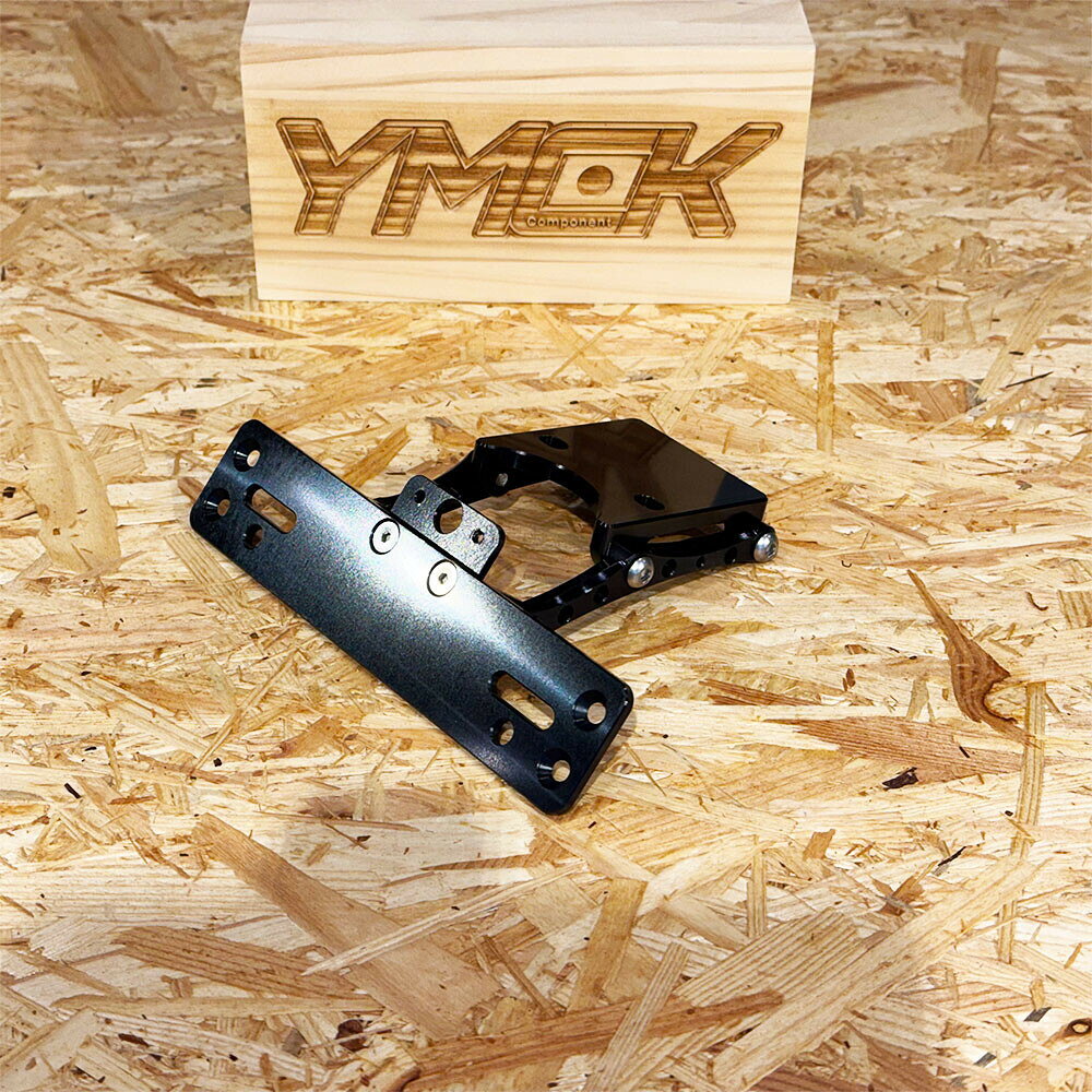 ■商品概要■製品仕様素材：A2017加工方法：CNC(削り出し)カラー：アルマイトブラック製造国：日本■内容品ベースブラケット ×1ブリッジブラケット ×2ライセンスブラケット ×1ナンバー灯ステー ×1LEDナンバー灯 ×1マウント用ボルト ×10■詳細説明CNCマシニングによる高精度加工で、高剛性・軽量・高級感を兼ね備えたリア周りを実現します。純正リアフェンダーを廃し、テールエンドをシャープに引き締めることで、2021年以降モデルの隼が持つ流麗かつマッシブなデザインを最大限に強調。カスタム初心者から本格派まで満足できる仕上がりです。■注意点※リフレクターは付属いたしません。※リフレクターはナンバーに挟み込むタイプの物をお客様でご用意ください。※在庫状況によってはお届けにお時間を頂戴する場合がございます。※本体の形状は予告なく変更になる場合がございます。※お写真はイメージとなります。※お客様のお使いのモニター設定、お部屋の照明等により実際の商品と色味が異なる場合がございます。※製造時の切削痕がある場合がございますご了承下さい。※写真と現物ではアルマイトの発色が異なる場合があります。※アルマイトの特性上、着色の欠け(電極接点部)が生じる場合がございます。※メーカー都合により商品の仕様変更がある場合がございます。ご了承ください。■適合車種HAYABUSA&ensp;HAYABUSA 年式: 21-