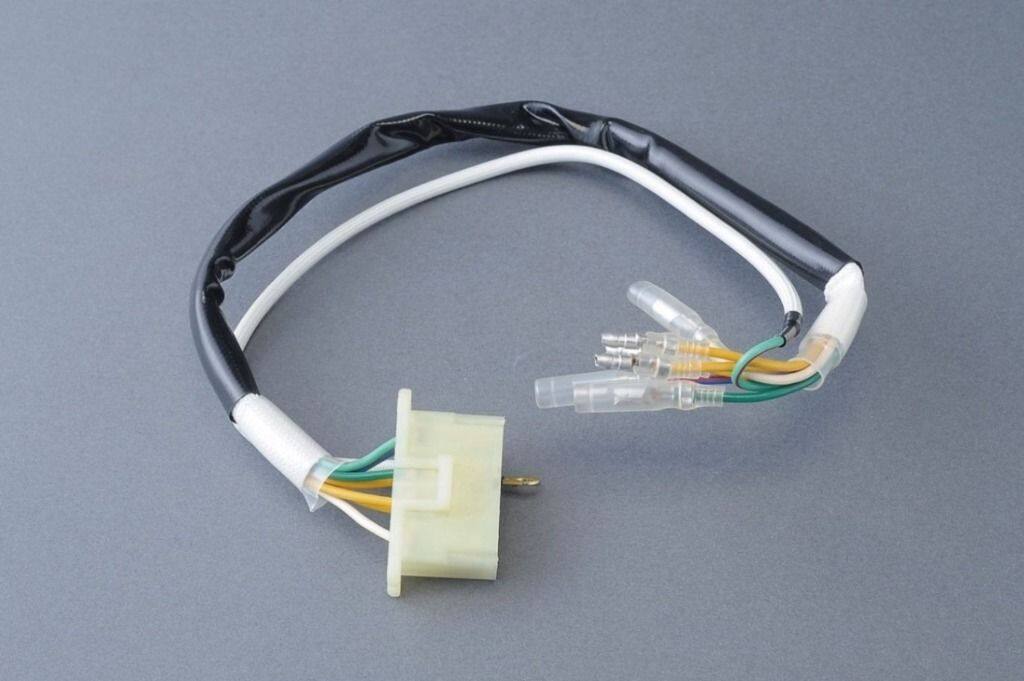 ■商品概要MRS-H75-E102→カプラにフックがないタイプMRS-H75-E103→カプラにフックがあるタイプ■詳細説明発電した電気を伝えるハーネス。型式によって2種類あります。■注意点※本製品の取付は、車両本体のメーカー発行サービスマニュアルを基本として、確かな知識と技術を持ったサービス工場(認定工場)にてプロのメカニックにより行ってください。※近年エンドユーザー様がご自身で取り付けを行おうとし、きちんと取り付けられなかったり、または付近の部品が社外部品に交換されていることに気づかず、これが原因で取り付けられない事案が発生しています。※適正な環境や工具が揃わないために、怪我や他部品の故障などが発生する可能性も大いにあります。※取り付けに関してお問合せをいただいても、各車両により状態が違うため(改造の有無もある)お答えできない場合があります。※取り付けはご自身で行わず、必ずプロショップにて行なってください。※メーカー都合により商品の仕様変更がある場合がございます。ご了承ください。■適合車種CB750&ensp;CB750&ensp;&ensp;備考: K1&ensp;CB750&ensp;&ensp;備考: K2&ensp;CB750&ensp;&ensp;備考: K3&ensp;CB750&ensp;&ensp;備考: K4&ensp;CB750&ensp;&ensp;備考: K5&ensp;CB750&ensp;&ensp;備考: K6&ensp;CB750&ensp;&ensp;備考: K7