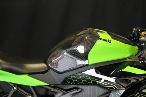 A-TECH エーテック タンクパッドタイプS ZX-25R KAWASAKI カワサキ タンクカバー タンク関連 外装 タイプ：平織ドライカーボン(CDC)／クリア塗装済