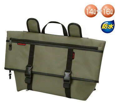 ■商品概要カラー：オリーブ容量：14-16リットルサイズ：W36×D14×H30-35cm（最大高）■詳細説明シンプルで堅牢なつくりの雨の日も安心なインナー防水シングルサイドバッグ。シンプルで堅牢なつくりでバッグ内側にシームレス（ウェルダー加工済）な防水ライナーを装備。水分の侵入を許さないつくりで雨でも安心。サイドバッグとしては当社初のライナー防水仕様です。■注意点※アウターポケットは非防水です。※画像には他のカラーリングが含まれています。