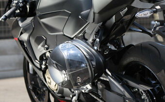 ■商品概要カラー(本体・ステー)：ブラックステー素材：スチール製付属品：ヘルメットロック本体・キー(2本)・取付けステー■詳細説明9年ぶりのモデルチェンジで大幅な進化を果たしたCBR1000RR用のヘルメットロックがラインナップ。車体のイメ...