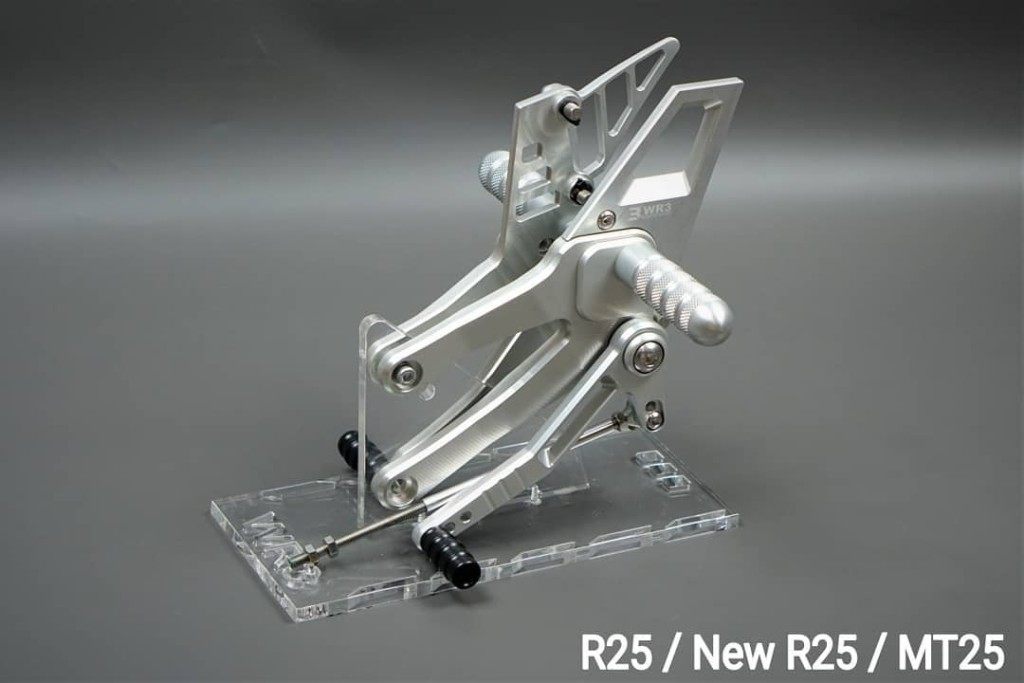 ■商品概要ステップ本体カラー：シルバー材質：アルミ 6061-T64ポジション■詳細説明WR3のステップVシリーズは、シフトペダルの先端部分がゴム製となっており、快適なライディングが可能です。この先端部分は、ペダルが濡れているとき、ペダル操作が滑るのを防ぎます。ステップ本体は、95ブリネルの硬度を持ち、40，000psiの圧力で強化された6061-T6アルミニウムからCNCマシンで正確に削り出されています。ステップバーのポジションは4ポジションから調節可能です。ステップ本体のカラーは、ブラック・シルバーから選ぶことができます。フットペグのカバー部分は、グリーン、シルバー、レッド、ブラック、オレンジから選ぶことができます。ボルトオン取り付け。■注意点※取り扱い説明書が付属する場合は外国語となります。※メーカー都合により商品の仕様変更がある場合がございます。ご了承ください。※画像は他のカラーリングも含みます。　※画像はイメージです。■適合車種MT-25&ensp;MT-25YZF-R25&ensp;YZF-R25MT03&ensp;MT03YZF-R3&ensp;YZF-R3