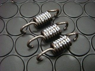 ■注意■この商品は下記となります。必ずご確認ください。タイプ：2000回転UP■他の商品はこちらですタイプ：1000回転UPはこちらタイプ：1500回転UPはこちら※リンク先に商品がない場合、すでに完売している商品となります。予めご了承ください。■商品概要【入数】3個【サイズ】A=8.5mm B=29.5mm C=33.5mm■詳細説明■適応クラッチスーパーディオZX純正クラッチ【全車種】KN企画7003-4KN企画7003-4-AKN企画7003-6■注意点※装着するにあたりウエイトローラー、駆動ワッシャ、クラッチ等の調整が必要になってきます。車種に応じて各自セッティングする必要がございます。※商品によっても調整箇所が異なりますが、ワッシャ等を入れてのセンターだし、シムなどでの調整、ガスケットなどでの高さ調整、など部品装着時、ある程度調整等が必要となる部品です。■適合車種スーパーディオ&ensp;スーパーディオ&ensp;&ensp;備考: ZX純正クラッチ(全車種)