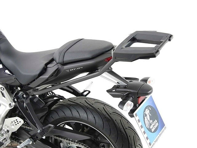 ■商品概要カラー：ダークグレイメーカー：ヘプコ＆ベッカーアルミ製■詳細説明MT-07 ツーリング カスタムパーツ。MT-07用トップケースホルダー。ヘプコ＆ベッカーのトップケースを搭載する為のベースとなります。アルミ製で軽く丈夫に造られており、ケースを付けていなくても現代のバイクに違和感なく溶け込むデザインです。2種類のホルダーをラインナップ。ヘプコ＆ベッカーのトップケースを安全に取り付けるための位置決めガイド(垂直に立っている部分)が、折りたたみタイプと固定タイプの2種類をラインナップ。お客様の使用スタイルによってお選びいただけます。折りたたみタイプEasy rack／イージーラック位置決めガイドが折りたたみ式のため、簡単にフラットな簡易キャリアとなります。トップケースを必要としないような、ちょっとした荷物を載せる場合に便利です。固定タイプAlu rack／アルラック位置決めガイドがボルトで固定されたタイプ。取り外せばフラットな簡易キャリアとなります。ケースを取り付けたまま使用することが多い場合にお勧め。リーズナブルな価格も魅力。その他、付属の取付用フレームなどは共通です。■注意点※画像のEasylackは位置決めガイドを折りたたんだ状態、Alurackは位置決めガイドを取り外した状態です。※取り付けには切り欠き加工が必要です。※フレーム部分はダークグレイですが、ケース取り付け部分はブラックです。※Alu Rackにトップケース アルミスタンダードを取り付けの場合、別途Alurackアダプターが必要。※ユニバーサルプレートタイプのトップケースは取付不可。※商品の多くは海外製品の為、取り付けに加工が必要な場合がございます。※画像はイメージです。掲載画像の取り付け車種、カラーなど、画像と異なる場合がございます。※撮影の都合上、他商品も画像に写っている場合がありますが表題の商品のみのお届けとなります。※メーカー都合により商品の仕様変更がある場合がございます。ご了承ください。　※画像はイメージです。■適合車種MT-07&ensp;MT-07 年式: 21-24&ensp;&ensp;備考:※取り付けには切り欠き加工が必要です※フレーム部分はダークグレイですが、ケース取り付け部分はブラックです&ensp;MT-07 年式: 18-20&ensp;&ensp;備考:※取り付けには切り欠き加工が必要です※フレーム部分はダークグレイですが、ケース取り付け部分はブラックです&ensp;MT-07 年式: 14-17&ensp;&ensp;備考:※取り付けには切り欠き加工が必要です※フレーム部分はダークグレイですが、ケース取り付け部分はブラックです