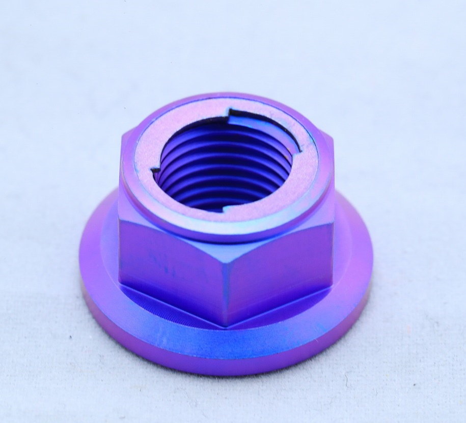 ■商品概要【素材／材質】64チタン【入数】1個■詳細説明T2Racing製リンク周りのチタンナットのご紹介です。64チタン製のナットで、NSR250R全年式でご使用いただけます。また、イグザクト等社外製リアホイールのリアスプロケット取付用ナットとしてもご使用いただけます。ロック機能付きナットです。上側にあるプレートでボルトのネジ山に食い込み緩みにくい構造のナットになっています。陽極酸化処理を施した【ブルー】、PVDコーティング処理を施した【ブラック】の2色からお選びいただけます。■PVDコーティングとは...「PhysicalVaporDeposition」の略で物理的蒸着法と呼ばれる表面処理方法です。物理蒸着とは、「水を沸かすと、容器の内部に水滴が付着する」という原理のことを指します。この原理を応用し、真空炉内で成膜用金属をプラズマにより溶解、蒸発させプラスイオン化し、これを導入ガスと反応させてマイナスにしたコーティング対象である製品表面へ衝突させ成膜する処理です。優れた耐久性の斜傾組織構造の被膜が成膜され、高硬度や高密着力など数多くの優れた特徴を有することができます。PVDコーティングにより、金属表面の耐久力を強化し、保護します。耐摩耗性、耐凝着性、離型性など、金属のさまざまな性能を高めることができます。表面の被膜が、剥がれにくいのもPVDコーティングの特徴です。切削工具、各種機械部品、精密金型部品、その他様々な用途で使用されています。■64チタンとは...チタンは主に純チタンとチタン合金の2種類に分けることができます。チタン合金の代表的なものとして航空機などで使われている高力合金系JIS60種(Ti6AL-AV)があります。この高力合金系JIS60種が通称「64チタン(ロクヨンチタン)」と呼ばれているのです。チタンの特性として、耐食性に優れ、比重が軽いことが挙げられます。また、比重の割には強度が高く、特にチタン合金は実用されている金属の中でも最大クラスの比強度を持っています。ほとんどの金属が温度が高くなると柔らかくなり強度が低下する中、チタン合金は600度程までしっかりとした強度を保つことができます。チタン合金の中でも64チタンは、純チタンより引張強さが高く、壊れ難い材料と言えます。■注意点※1個売りとなります。※チタンボルトを組付ける際はスレッドコンパウンド等を使用する事をお勧めいたします。※製品の制作工程上、陽極酸化やPVDコーティング等の表面にムラが発生する事がございます。予めご了承ください。※画像には他のカラー、商品が含まれている場合があります。※メーカー都合により商品の仕様変更がある場合がございます。ご了承ください。■適合車種NSR250R&ensp;NSR250R 年式: 全年式