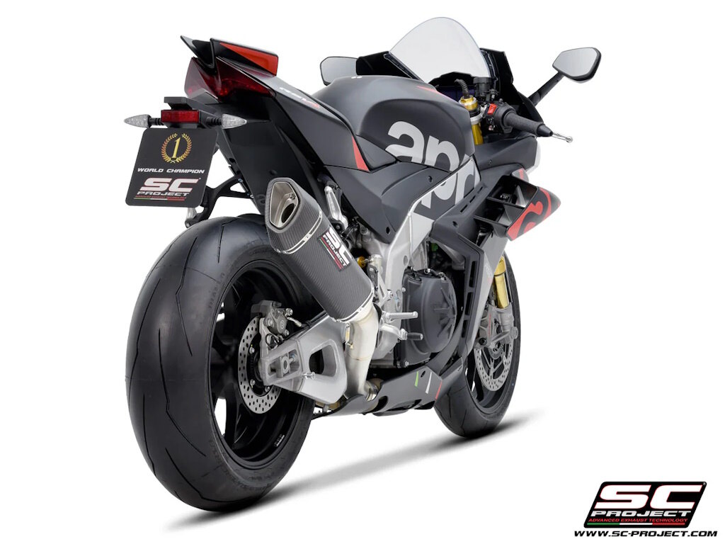 ■商品概要タイプ：SC1-R スリップオンリンクパイプ材質：チタンエンド材質：カーボンバッフル：あり認証：なし(レース専用)重量(純正)：約5600g重量(SC)：約2500g音量(バッフルあり)：104 dB @6500 rpm音量(バッフルなし)：109 dB @6500 rpmパワー(バッフルあり)：＋5.8 hp @7750 rpmパワー(バッフルなし)：＋7.0 hp @8000 rpmトルク(バッフルあり)：＋5.1 Nm @7750 rpmトルク(バッフルなし)：＋6.5 Nm @8000 rpm【付属品】サイレンサー×1フルチタンリンクパイプカーボン製パイプヒートガード×1サイレンサーブラケット×1ボルト類ステッカー正規販売証明カード■詳細説明SC1-Rサイレンサーは五角形シェルが特徴で、過酷なレース環境での高温や強い排気ガス圧に耐えるよう設計されております。SBKを初めとする多くの選手権で高性能を発揮し、結果を出しているサイレンサーです。スリムにマウントさせることが可能で、高パフォーマンスと軽量化、そしてルックスの向上に大きな変化をもたらします。サイレンサーのエンドキャップには超軽量＆高強度のドライカーボンを惜しみなく採用しています。溶接部分にはTIG溶接が施され、車体の軽量化にも大きく貢献します。サイレンサー本体にはSC-PROJECT(SCプロジェクト)のロゴが施されております。本製品にはあらかじめ消音バッフルが装着されております。■注意点※ECUの書き換えをおすすめします。※日本の一般公道での走行は不可です。※メーカー都合により商品の仕様変更がある場合がございます。ご了承ください。※画像には他の商品が含まれている場合があります。■適合車種RSV4 FACTORY&ensp;RSV4 FACTORY 年式: 21-24TUONO V4 FACTORY&ensp;TUONO V4 FACTORY 年式: 21-24