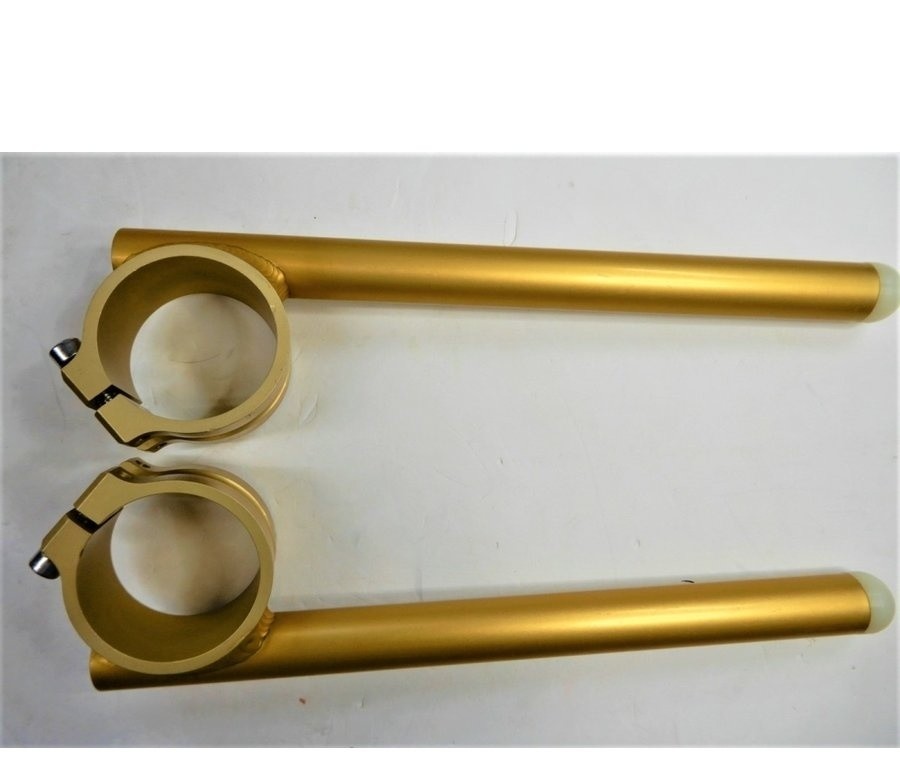 ■商品概要フォーククランプ径サイズ：53mmカラー：ゴールドアルマイト■詳細説明最もシンプルな標準型。最も軽く、最も強度があります。オールアルミ製(ゴールド・アルマイト)のハンドルバー／SPONDON(スポンドン)イギリス製。複雑な調整機構を持たないので、フォーククランプ部とハンドルバーを溶接して固定してあります。シンプルゆえに頑丈で強度があり、転倒後も再スタートできる可能性が高い事から、サンデーレーサー等で高い装着率を誇ります。ギミックを嫌い、実用性を追求しつつも、フォーククランプ部の造形等にもこだわっているところが、他のハンドルと違うところです。車体にマウントする事により、デザインが完結し美しく見える様になります。■注意点※メーカー都合により商品の仕様変更がある場合がございます。ご了承ください。■商品番号240-01-53