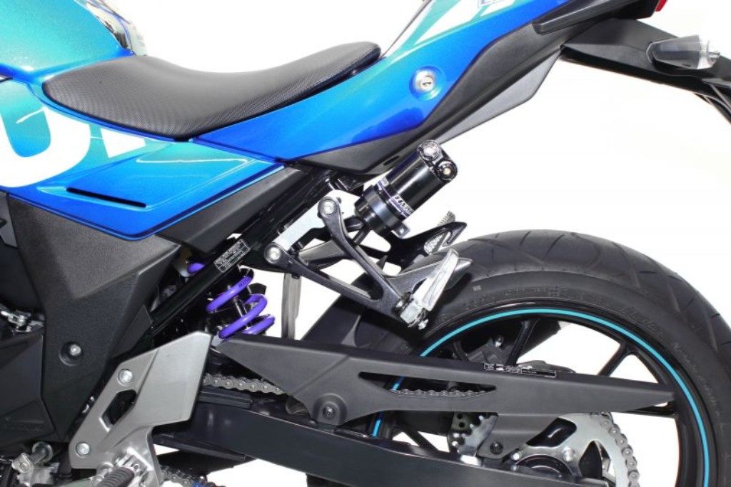 ■商品概要ショックタイプ：モノ油圧プリロードアジャスター：なしタイプ名：ホース付タンクタイプタイプNo.：461スプリング：コンスタントライジングレート■詳細説明ハイパープロ独自開発の'コンスタントライジングレート'をもつスプリングは、純正ショックのプリロード調整をするだけで、体重50kgのライダーにも90kgのライダーにも同じ乗りやすさと安全を提供します。その'コンスタントライジングレート'スプリングを開発したメーカーが、スプリング性能を100％引き出すリアショックユニットを完成させました。■注意点※画像はスチールシリンダー仕様の場合があります。※メーカー都合により商品の仕様変更がある場合がございます。ご了承ください。　※画像はイメージです。■適合車種GSX250R&ensp;GSX250R 年式: 17-21