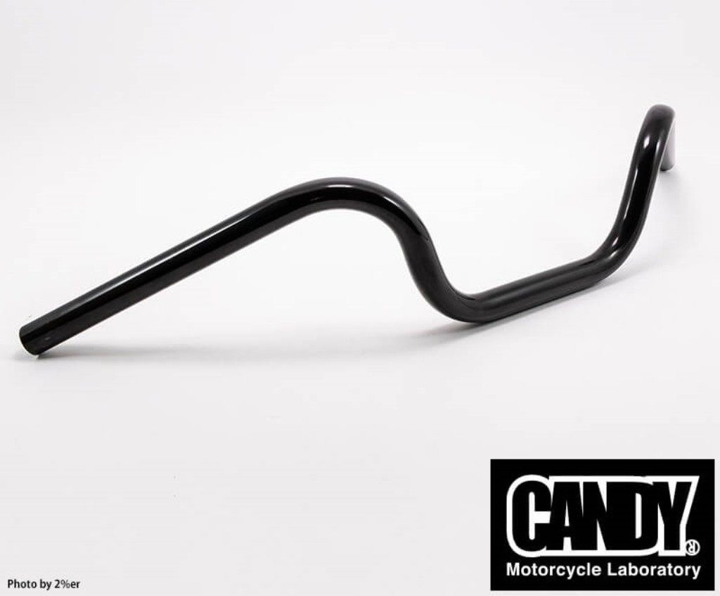 ■商品概要7／8インチ(22.2mm)Φ【サイズ】・幅：約68cm・高さ：約12cm・引き：約17cm【推奨ワイヤー長／ドラムブレーキ】・ブレーキ：100ロング・クラッチ：100mmロング・アマルタイプスロットルワイヤー：900mm■詳細説明■神奈川CANDY MOTORCYCLEオリジナルハンドルバーノーマルからいろんなカスタムスタイルまで相性の良いありそうで無かったアップハンドルです。■注意点※メーカー都合により商品の仕様変更がある場合がございます。ご了承ください。※モニターや環境により実際の色味、質感等が多少異なる場合がございます。※品質向上の為、予告無しに仕様・価格等を変更する場合がございますので予めご了承下さい。※サイズをよくご確認の上お買い求めください。※画像には他のカラーリングが含まれます。
