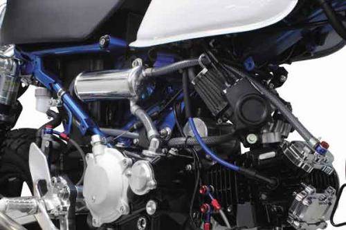 ■商品概要【タンク容量】420cc【タイプ】シリンダータイプ／スぺクラカバー用■詳細説明本製品はエンジン内の圧力を逃がすことで、各部品にかかる負担を軽減します。これにより、安定したエンジン性能を発揮することが出来ます。オイルキャッチタンク取付け場所は、ノーマルマフラーを取外したスペースを利用し装着します。その為、ノーマルマフラー、アップマフラー(SP武川社製含む)の同時装着が出来ません。ダウンマフラー装着車が対象となります。ノーマルエアクリーナーボックス車、SP武川社製ビッグスロットルボディー車共に同時装着が可能。SP武川社製別売R.サイドカバーキットの同時装着が可能。■ オイルキャッチタンク(シリンダータイプ)コンパクトサイズでスタイリッシュにまとまるオイルキャッチタンクです。又、アルミ製タンク表面にはバフ研磨を施し、車両を美しく演出します。キャッチタンクへのエンジン内圧力の入力は、シリンダーヘッドとクランクケース側から可能で、出力はクラッチカバーへのオイルリターンとストレージタンク、又はエアフィルターになります。更にオイルキャッチタンク内には、セパレーターが内蔵されている為、内圧力と同時に入力されるオイルを押え、クラッチカバーへオイルを戻します。■SP武川社製別売R.サイドカバーキットの同時装着が可能。オイルキャッチタンクを装着した状態で、SP武川社製別売R.サイドカバーの同時装着が可能です。■ クリアブラックホース耐屈曲性に優れたクリアブラックホースを採用し、ホース内の流体を確認出来るクリアブラックを採用し、キャッチタンクの存在感を引き立てます。■ SP武川社製スペシャルクラッチカバー装着車用SP武川社製スペシャルクラッチカバー装着車用には、オイルリターンホース接続用として専用のブリーザーキャップ(55度スイベル)が付属しております。■注意点※本製品はSP武川社製スペシャルクラッチカバー装着車用になります。※ダウンマフラー装着車が対象となります。ノーマルマフラー、アップマフラーの同時装着は出来ません。※対象SP武川社製ダウンマフラー：ベーシック・P-SHOOTER・トラッカー・テーパーコーン※非対応SP武川社製アップマフラー：スポーツ・RSスポーツ※ノーマルエアクリーナーボックス車やビッグスロットルボディー装着車など車両の仕様により、ホースの取回しや接続方法が異なります。※メーカー都合により商品の仕様変更がある場合がございます。ご了承ください。※ロットによっては、価格変更前の旧価格・旧JANコードでのラベルでお届けになる場合がございます。予めご了承ください。■適合車種モンキー125&ensp;モンキー125&ensp;モンキー125&ensp;&ensp;備考: JB02-1000001-&ensp;モンキー125&ensp;&ensp;備考: タイモデル(MLHJB02)