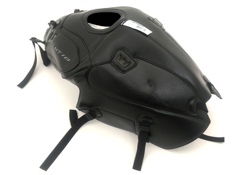 ■商品概要【素材／材質】 PVC (合皮)■詳細説明--幅広いバリエーション。愛車のイメージチェンジに最適！--純正のタンクを合成皮革(PVC)でカバーし、保護するのはもちろん、エクボやキズ隠しにも使えます。幅広い車種に対応し、豊富なカラーバリエーションで、ほとんどの車両に純正の色目に近いカラーがラインナップされています。車種専用設計で、取付けも簡単に行えます。優れた立体裁断、縫製技術で違和感無くタンクにフィットします。また、タンクカバーには専用タンクバッグを取付ける為のアタッチメントが装備されています。《タンクカバーの取り付け方》・ハンドルグリップの妨げにならないように注意しながらステム周りにベルトを通し、アジャスターで締め付けます。(仮締め)・タンクのフチやフレーム、カバー類にベルトを掛け、アジャスターで締め付けます。(仮締め)・シート下にベルトを掛け、アジャスターで締め付けます。・最後に給油口の位置を参考に全体的なバランスを見ながら調整し、最後に本締めします。ヨーロッパのバイク文化が生んだタンクをカバーするという発想。幅広いカラーバリエーションで、愛車のイメージチェンジに最適。タンクの保護はもちろん、専用タンクバッグのベースとして使用可能。マグネット式と違い、高速走行中にバッグが浮く心配は無し。■注意点※仕様変更によりバックルの色が画像と異なる場合がございます。仕様のご指定はお受けできかねますのでご了承ください。※メーカー都合により商品の仕様変更がある場合がございます。ご了承ください。■適合車種MT-10&ensp;MT-10 年式: 16-21MT-10SP&ensp;MT-10SP 年式: 16-21