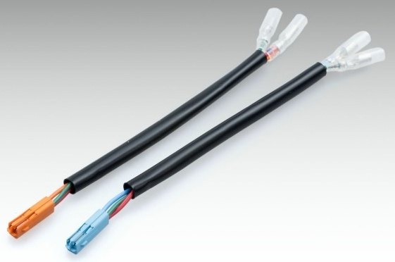 ■商品概要コネクター：Φ3.9メスギボシ(2P)→050型メスカプラー(3P)配線長：150mm入数：2個■詳細説明個性派スタイルが生むサイズを超えた存在感、ホンダコンパクトスポーツモデル「GROM」用の全年式モデルに対応したホンダポジション付きフロントウインカーを社外ウインカーに変更する際に活躍する変換ハーネスが登場しました！純正3極線と2極線のウインカーを接続してポジション化に役立ちます。■注意点※メーカー都合により商品の仕様変更がある場合がございます。ご了承ください。※ウィンカー内のクリアランスの少ないバルブウインカーは、常時点灯による生じる熱が逃げにくいので溶ける場合があります。※シーケンシャルウインカーは、熱によるIC回路熱暴走・破損による点滅不具合が起こる可能性がある為、常時点灯に対応するウインカーをご確認の上ご使用ご検討下さい。■適合車種GROM&ensp;GROM 年式: 13-21&ensp;&ensp;備考: フレーム号機JC61-1000001-1399999、JC75-1000001-1099999、JC75-1100001-1199999、JC75-1200001-、JC92-1000001-ホンダ ポジション付きフロントウインカー3P 050採用車両