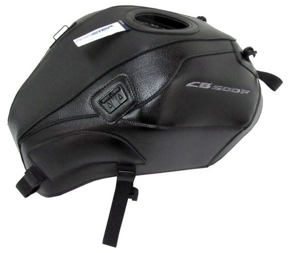 ■商品概要材質(素材)：PVC(合皮)■詳細説明ヨーロッパのバイク文化が生んだタンクをカバーするという発想。幅広いカラーバリエーションで、愛車のイメージチェンジに最適。タンクの保護はもちろん、専用タンクバッグのベースとして使用可能。マグネット式と違い、高速走行中にバッグが浮く心配は無し。参考カラー：CB500F 19 レッド系(海外)参考カラー：CB500F 19 ブラック系(海外)参考カラー：CB500F 19 ホワイト系(海外)参考カラー：CB500F 19 オレンジ系(海外)■注意点※仕様変更によりバックルの色が画像と異なる場合がございます。仕様のご指定はお受けできかねますのでご了承ください。※2021年10月頃よりバックル部の色がシルバーへ仕様変更されております。※メーカー都合により商品の仕様変更がある場合がございます。ご了承ください。■適合車種CB500F&ensp;CB500F 年式: 19