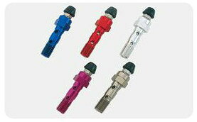 ■商品概要EARLSHONDA純正/KAWASAKI純正/SUZUKI純正対応 P-1.25(ダブル)■詳細説明マスターシリンダーのバンジョーボルトと交換する事により、最もエアーの溜まりやすいピストン、リターンスプリング付近より効率良くエアーを抜く事が出来、作業時間を大幅に短縮します。■注意点※画像はイメージです。■適合車種&ensp;&ensp;&ensp;備考: 汎用