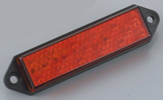 ■商品概要◆YZFタイプ◆カラー：レッド◆サイズ：横幅／最大約123mm、縦幅／約30mm、厚み／約16mm、穴ピッチ／約108mm◆表面積：約23cm2■詳細説明内部に約17個の高輝度スクエアタイプLEDを内蔵。裏面には3M車製両面テープを使用、YZFタイプには5mmの固定穴を設置。レース用シートカウル等のテールランプにいかがでしょうか。■注意点※固定ボルトはふぞくしておりませんので別途ご用意ください。※バッテリーレス車使用不可／12V車専用■適合車種&ensp;&ensp;&ensp;備考: 汎用