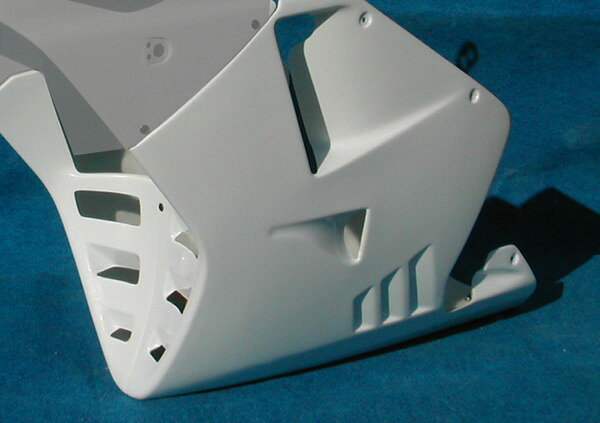 ■商品概要【素材／材質】 FRP■詳細説明【付属品】M5トラスビス×7個スピードナット×7個純正アッパー対応(94以降も対応)■注意点※FRP製品、カーボン製品は未塗装商品となります。※FRP(黒ゲル)に関してはバフ掛けしており、艶がある状態でそのままでもご使用いただけますが、塗装前提の商品となります。※カーボンも表面はクリアーゲルコート仕上げでバフ掛けしており艶アリの製品となります。こちらもそのままでもご使用いただけますが、必要に応じてウレタンクリアーを施してください。※製品の取り付けは、確かな知識(オートバイメーカー発行のサービスマニュアルに基づく)と技術を持ったメカニック、整備工場等により取り付けてもらってください。正しい取り付け、使い方等を守れない場合の製品の品質についての保証はできません。※メーカー都合により商品の仕様変更がある場合がございます。ご了承ください。【ゲルコートについて】※ゲルコートは塗装の「下地」となるものです。※各色設定している為、他の色が混入する場合があります。※塗装前提の商品となりますので、他色の混入、割面の仕上げ (研磨) の際に出る地肌の透けにつきましてはあらかじめご了承ください。　※受注生産品です。　※受注後のキャンセル、返品、都合交換はできません。予めご了承ください。■適合車種NSR250R&ensp;NSR250R 年式: 90-93