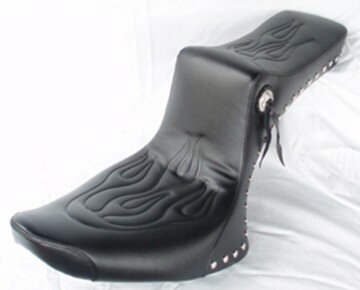 American Dreams アメリカンドリームス キング＆クィーンシート ファイヤーパターン Wスタッド ヒモコンチョ 変形型 ハーレーダビッドソン FL系SOFTAIL FX系SOFTAIL HARLEY-DAVIDSON シート シート関連 外装